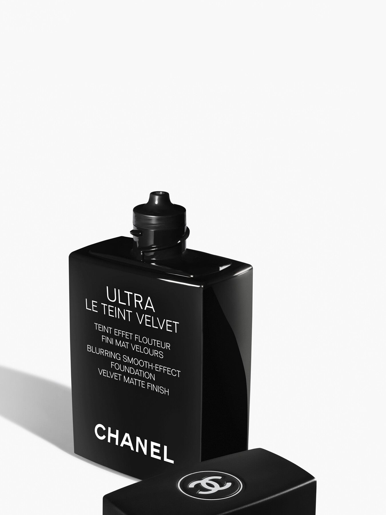 CHANEL ULTRA LE TEINT VELVET BLURRING SMOOTH-EFFECT FOUNDATION. VELVET MATTE FINISH.