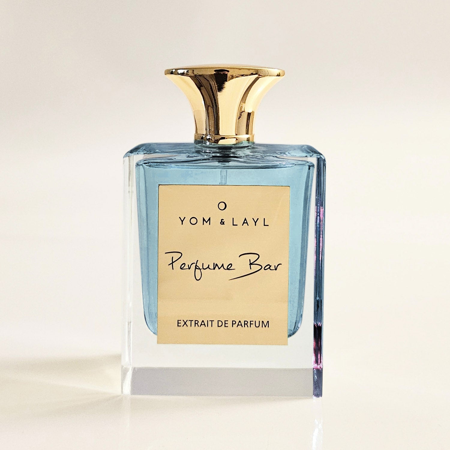 Mind Games J'adoube Extrait de Parfum : J’adoube begins with a whisper of warning. An intriguing sensation engulfs us in an opening of pomegranate fragrance, rouge groseille, and mandarin, as the fragrance surges forward in a wave of tantalizing sweetness. Its evolution towards a bold and deep base of leather, patchouli, and ambrostar, brings focus to chaos while remaining wholly spontaneous and free.