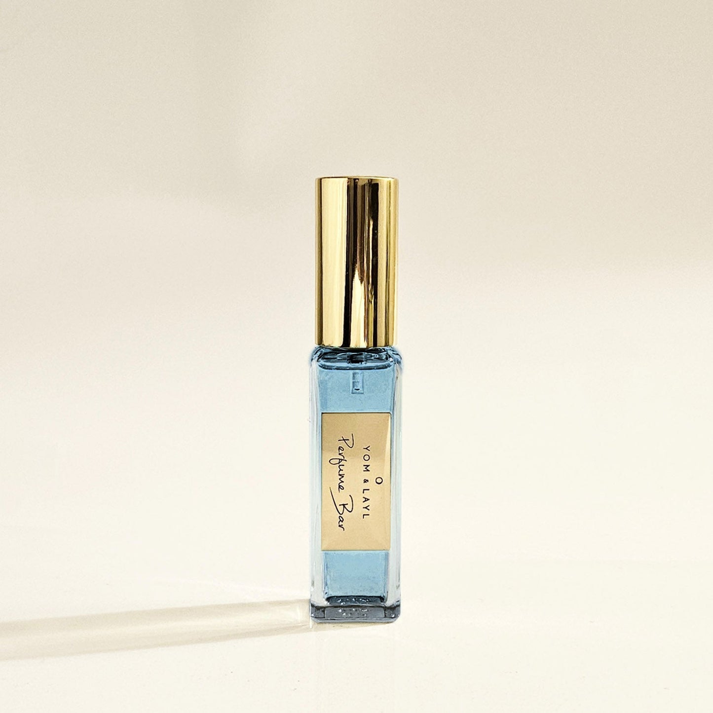 Mind Games J'adoube Extrait de Parfum : J’adoube begins with a whisper of warning. An intriguing sensation engulfs us in an opening of pomegranate fragrance, rouge groseille, and mandarin, as the fragrance surges forward in a wave of tantalizing sweetness. Its evolution towards a bold and deep base of leather, patchouli, and ambrostar, brings focus to chaos while remaining wholly spontaneous and free.