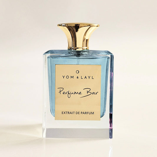 Mind Games J'adoube Extrait de Parfum : J’adoube begins with a whisper of warning. An intriguing sensation engulfs us in an opening of pomegranate fragrance, rouge groseille, and mandarin, as the fragrance surges forward in a wave of tantalizing sweetness. Its evolution towards a bold and deep base of leather, patchouli, and ambrostar, brings focus to chaos while remaining wholly spontaneous and free.
